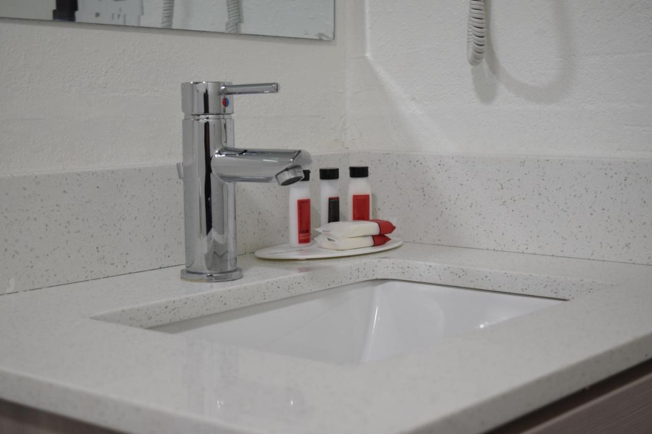 Travelers Inn And Suites ראלי מראה חיצוני תמונה